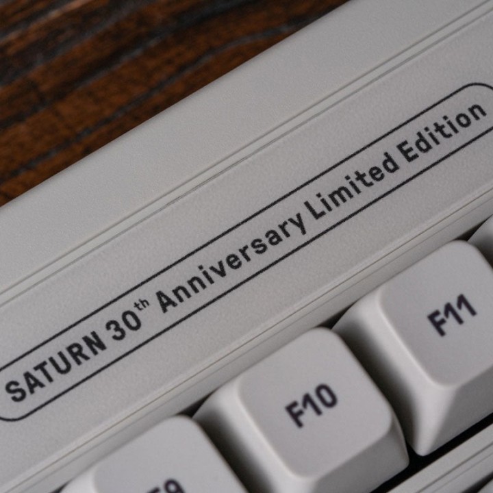 8BitDo Retro Mechanical Keyboard – édition Saturn 30th Anniversary (S Edition)