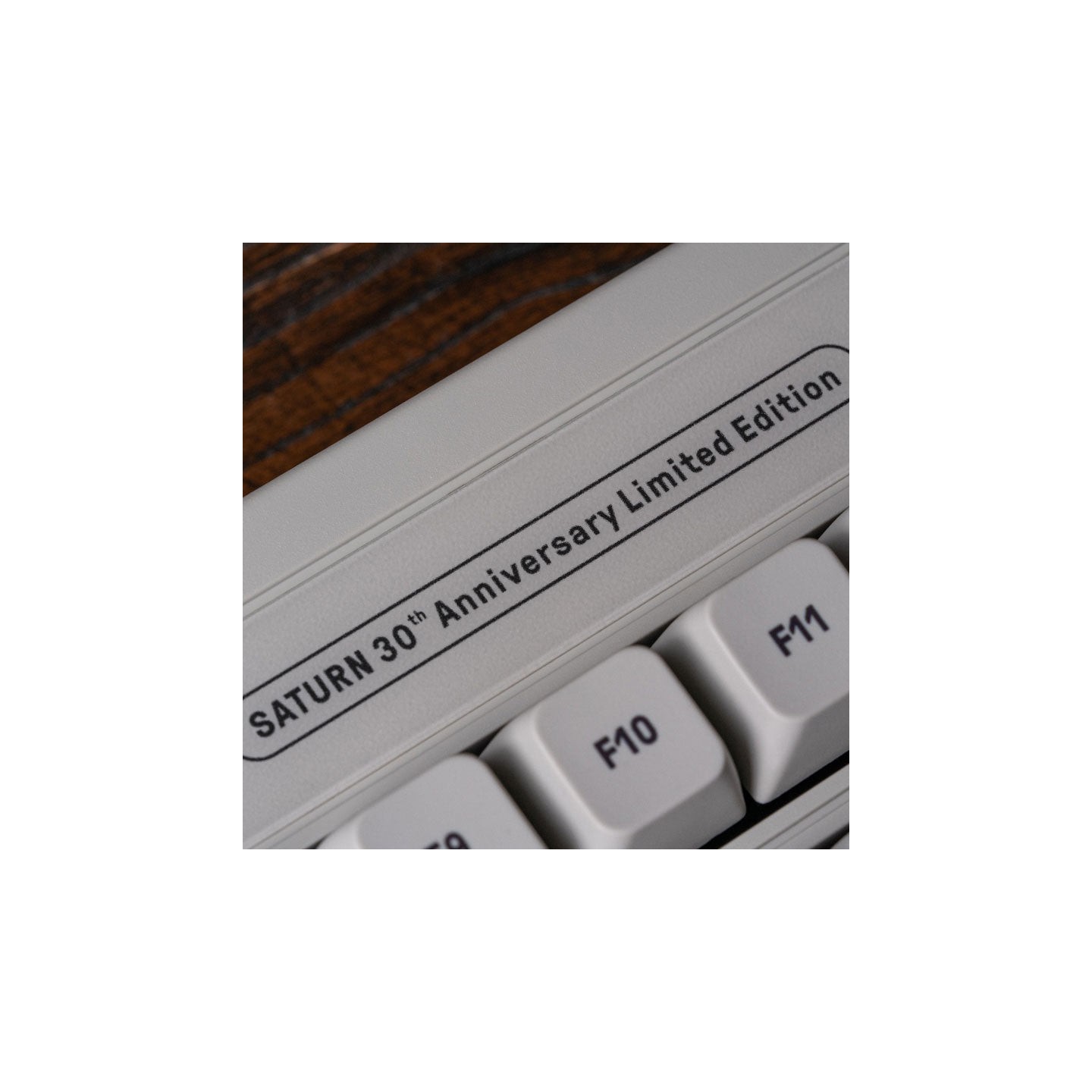 8BitDo Retro Mechanical Keyboard – édition Saturn 30th Anniversary (S Edition)