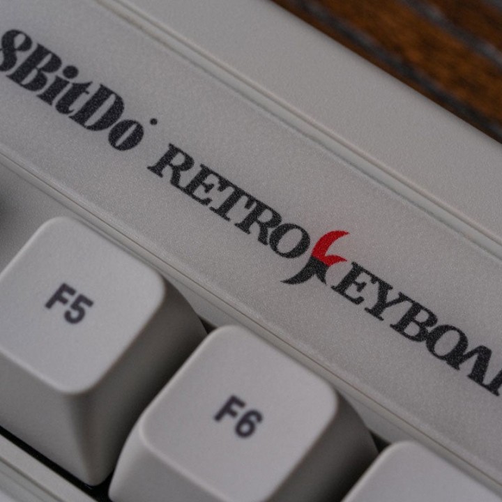 8BitDo Retro Mechanical Keyboard – édition Saturn 30th Anniversary (S Edition)