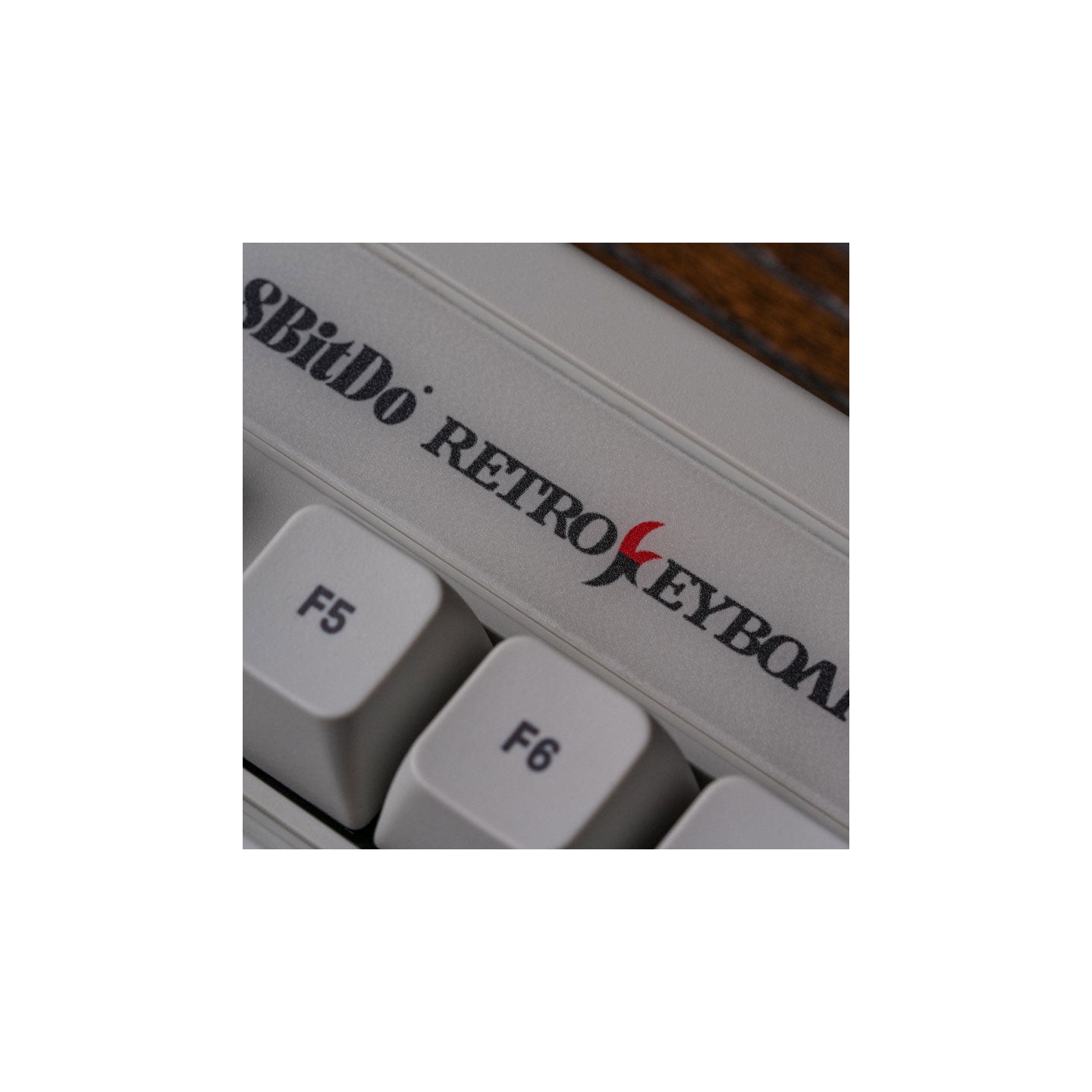 8BitDo Retro Mechanical Keyboard – édition Saturn 30th Anniversary (S Edition)