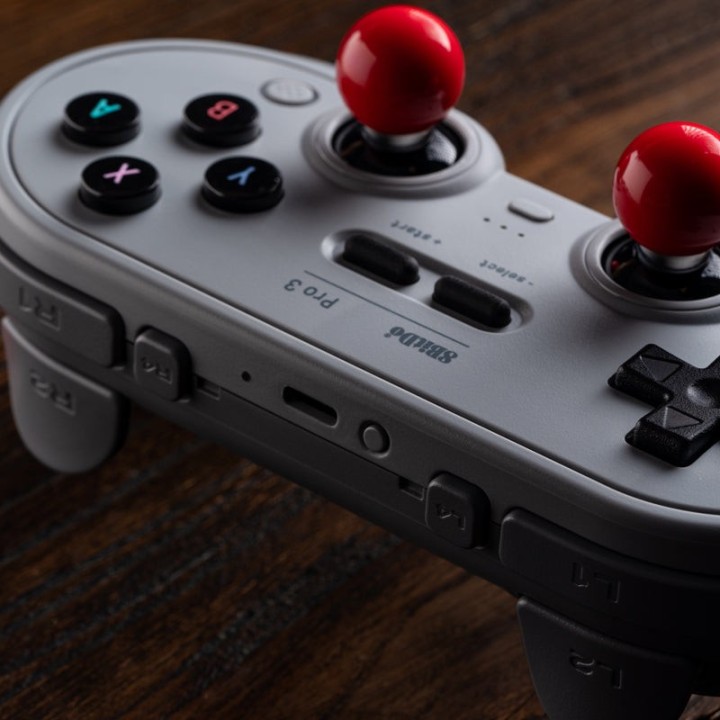 8BitDo Pro 3 – manette Bluetooth rétro avec sticks TMR et dock de charge