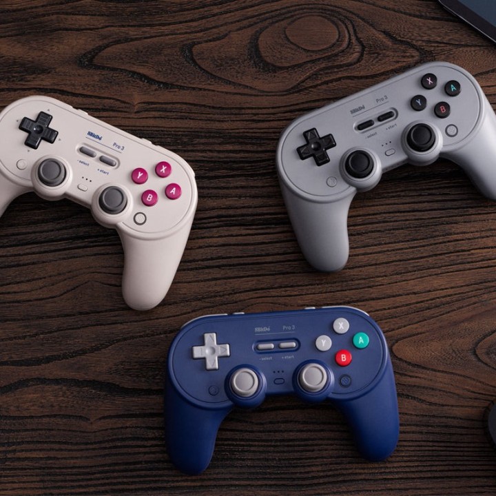 8BitDo Pro 3 – manette Bluetooth rétro avec sticks TMR et dock de charge