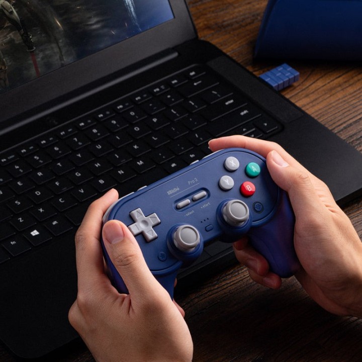 8BitDo Pro 3 – manette Bluetooth rétro avec sticks TMR et dock de charge